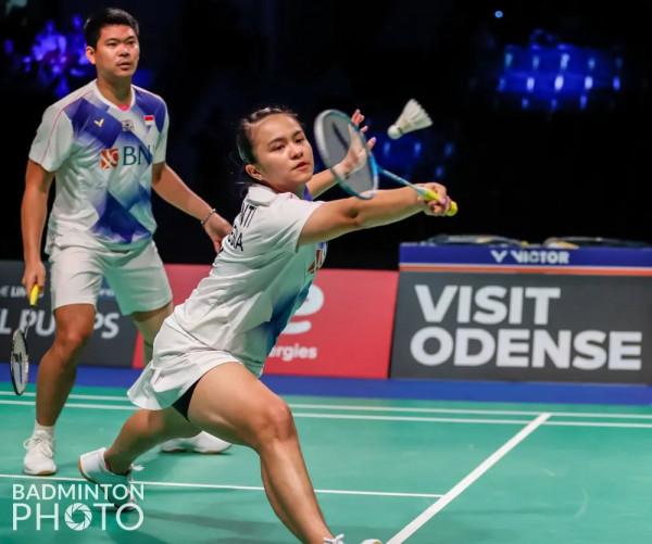 《羽毛球》專家把脈：被對面球友殺雙打兩人的中間，這球應該誰接？