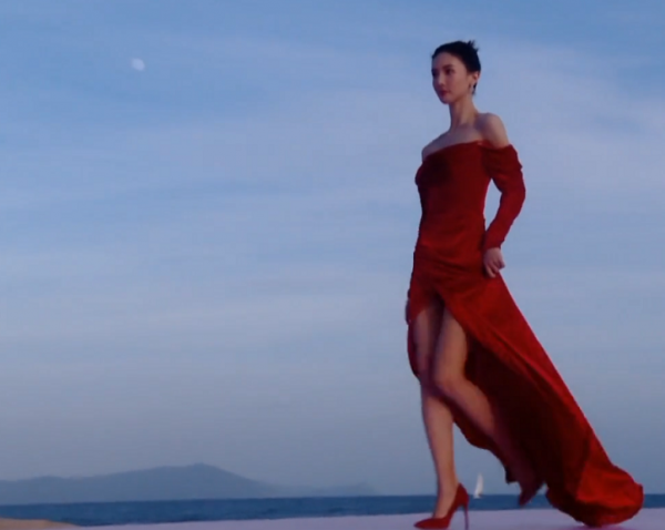 GQ沙灘紅毯來了!熱巴雀斑妝迷人,baby仙裙迎戰,關曉彤造型失策 GQ沙灘紅毯來了!熱巴雀斑妝迷人,baby仙裙迎戰,關曉彤造型失策