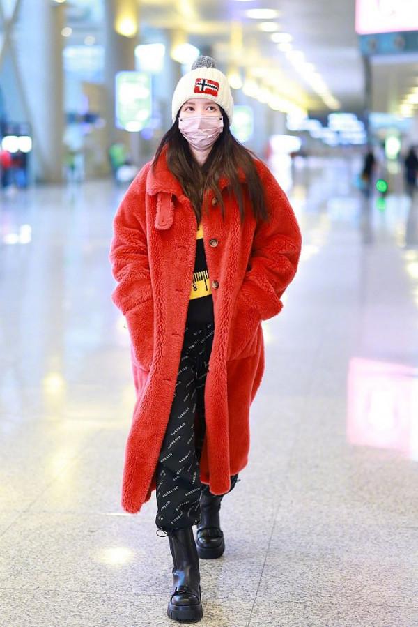 40歲張萌學小姑娘趕時髦,戴毛線帽扮嫩成功,紅色毛絨大衣超惹眼 40歲張萌學小姑娘趕時髦,戴毛線帽扮嫩成功,紅色毛絨大衣超惹眼