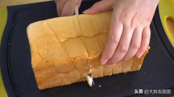 天冷了，煮個酥皮面包湯喝，喝完湯，吃浸滿奶油湯汁的麵包，滿足