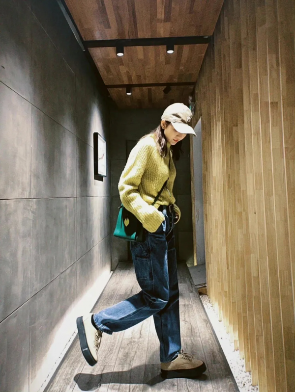 內娛女明星真的拼，在雪地裡穿露肩連衣裙