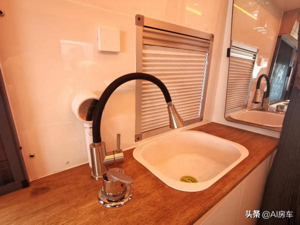 顏值高功能多，帶2&period;0T雙驅，13m&sup3;空間，2人用的大通vanlife露營車