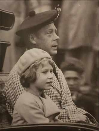 女王大伯愛得卑微,為辛普森夫人付出一切卻無人送終,靠侄女善後 女王大伯愛得卑微,為辛普森夫人付出一切卻無人送終,靠侄女善後