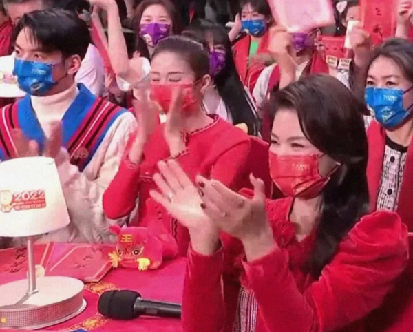 春晚明星搞笑瞬間：陳寶國隔口罩摳鼻子，張韶涵李榮浩大眼瞪小眼