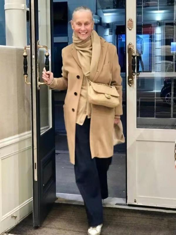 女人過了70歲，冬季穿衣懂得“絲巾圍巾點綴法”，會更優雅精緻