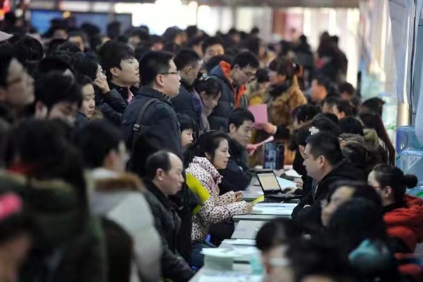 10年過去，拒絕高薪工作，回家當油漆工的北大碩士，後悔了嗎？