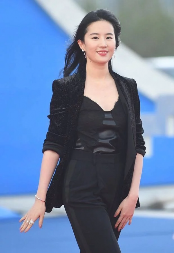 劉亦菲出席活動，臉發福還有雙下巴，是胖了但她起碼真實沒壯啊