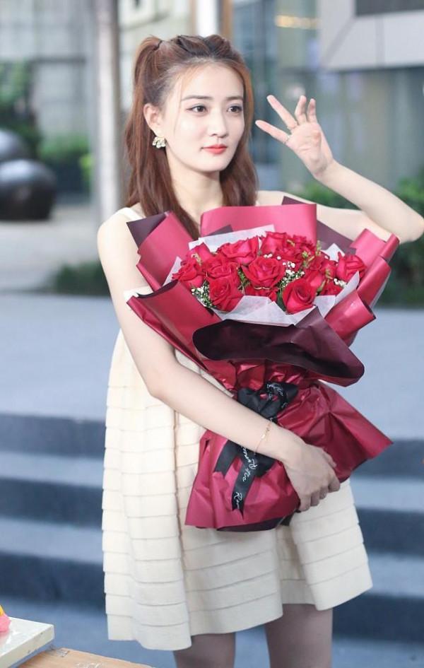 徐璐這造型沒點審美真駕馭不了,感覺好豔俗,還好她的氣質能撐住 徐璐這造型沒點審美真駕馭不了,感覺好豔俗,還好她的氣質能撐住