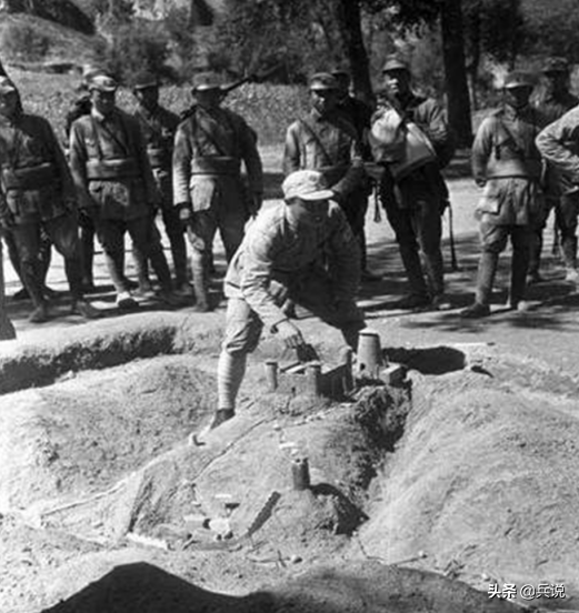 八路軍火燒炮樓，偽軍隊長跳樓墜亡，最後跳下披頭散髮的女人