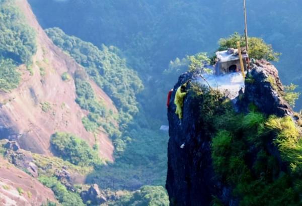 峭壁飛人鄒在宏:818米懸崖為人代燒“龍頭香”,最多一天賺2萬 峭壁飛人鄒在宏:818米懸崖為人代燒“龍頭香”,最多一天賺2萬
