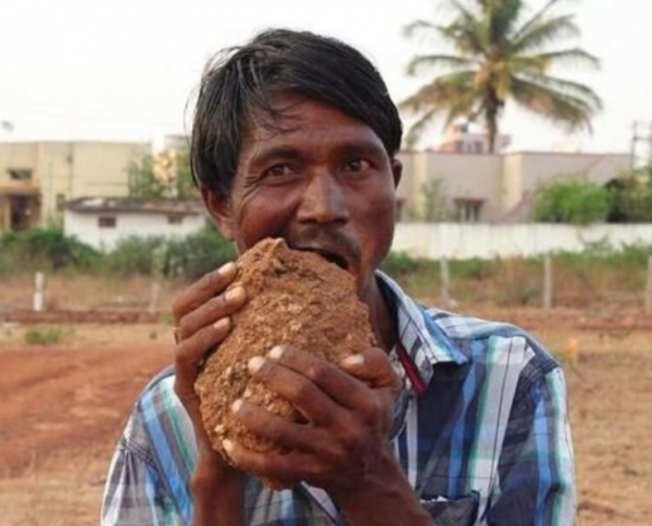 龔清孝：因口渴無意吃了一把草，從此上癮戒不掉，34年吃了40噸草