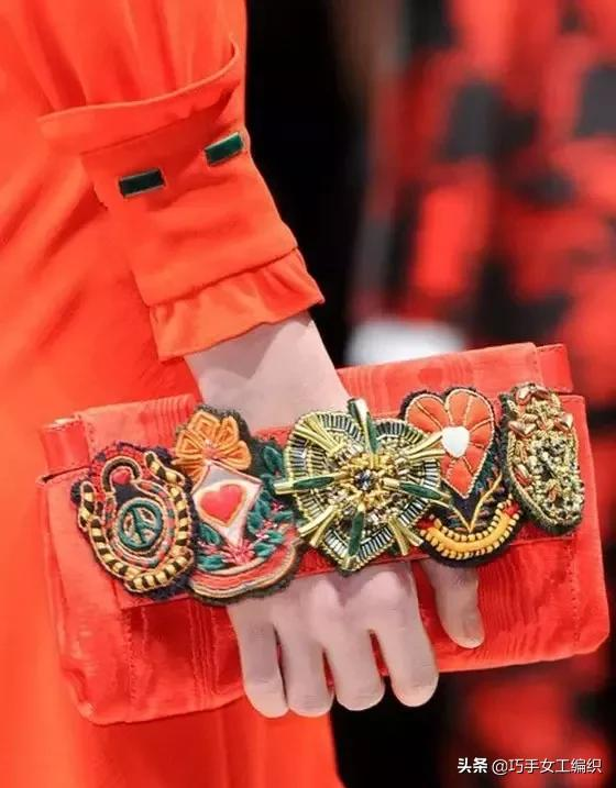 她將幾塊錢的繡片縫在包包上，真的不能再美了