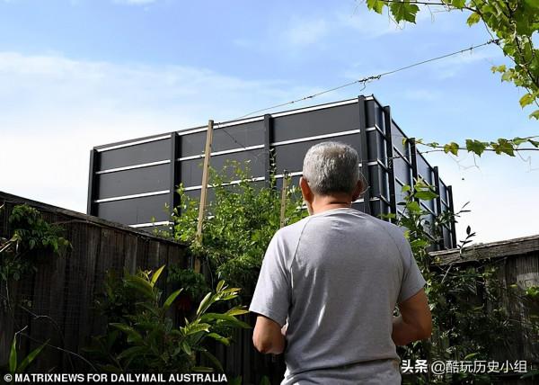 不想整天看到鄰居那張臉，男子造了堵近6米的圍牆，還叫它長城...