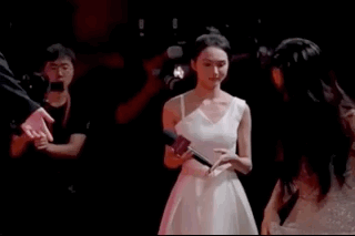 湯唯回國後勢不可擋！穿鑲鑽紗裙華麗又高貴，塗烈焰紅唇閃耀全場