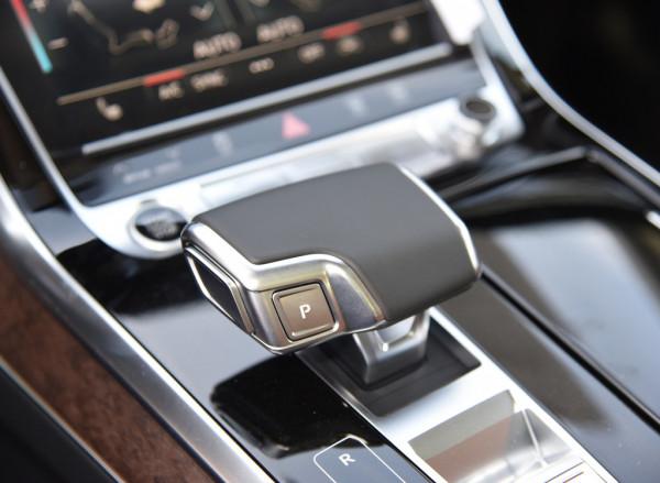 差價僅3.3萬，奧迪Q7 2.0T高配和3.0T低配，該怎麼選？