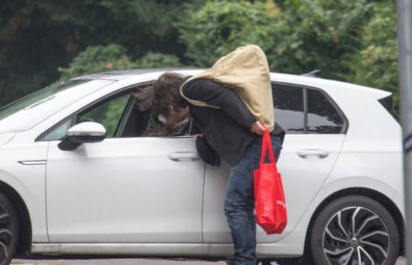 基努李維單身18年找到真愛，依偎在女友肩頭，活得簡單的人更幸福