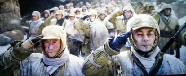 &OpenCurlyDoubleQuote;萬歲軍&rdquo;後代徐魯梅為軍品大王簽名&OpenCurlyDoubleQuote;弘揚偉大的抗美援朝精神&rdquo;