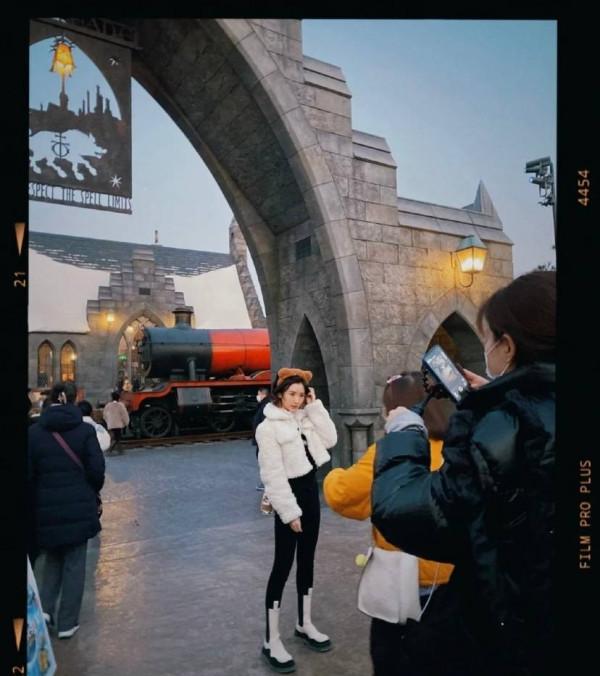 路人鏡頭下的毛曉彤，“上短下長”身材比例超絕，就是臉有點腫