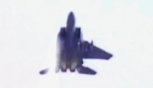 以色列戰鬥機在斷一隻機翼下,安全著路 以色列戰鬥機在斷一隻機翼下,安全著路