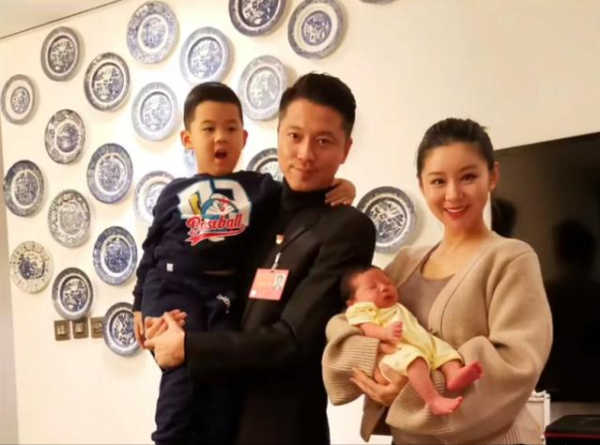 王雷大辦生日宴,二胎正臉首次曝光,李小萌產後20天竟瘦成錐子臉 王雷大辦生日宴,二胎正臉首次曝光,李小萌產後20天竟瘦成錐子臉