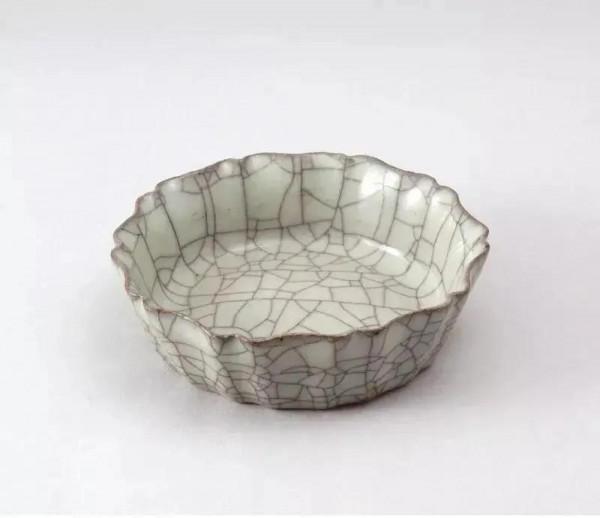 明宣德• 青花雲龍紋十稜葵瓣式洗 明宣德• 青花雲龍紋十稜葵瓣式洗