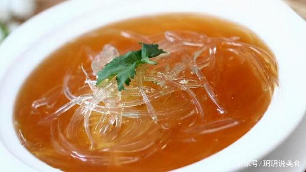 山東小夫妻擺攤賣小吃，8元一個用的全是凍貨，月入3萬喜提豪車