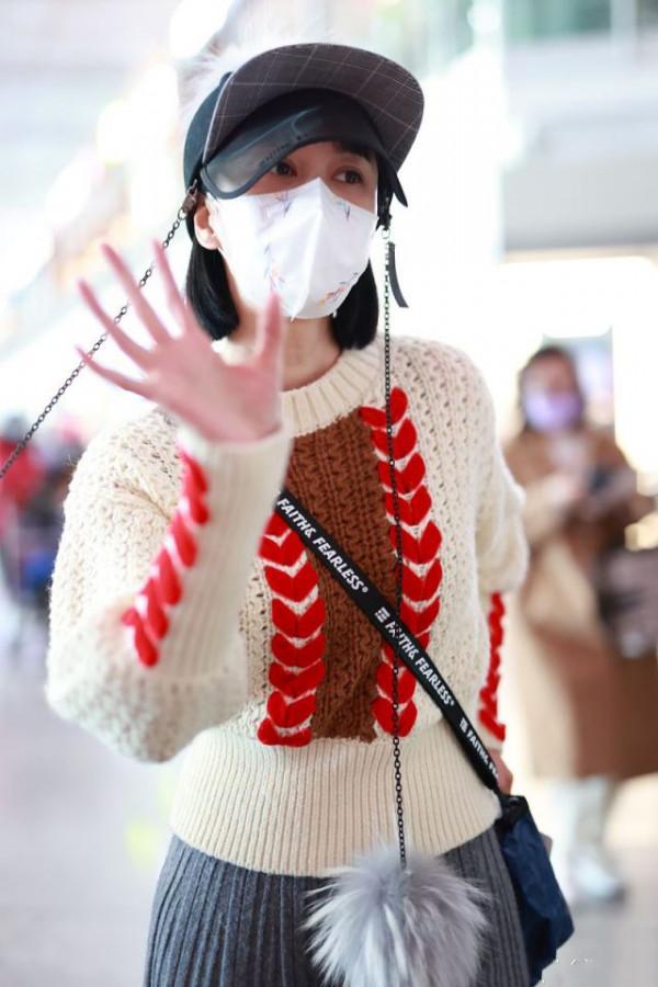 倪虹潔這哪像是在過冬，但毛衣配長裙確實時髦、大氣，還很顯年輕