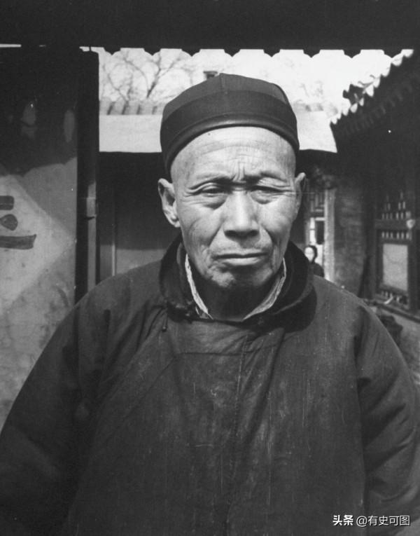 1946年的午門外停滿了汽車，太和殿上放著袁世凱的“西洋寶座”