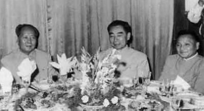 小平復職當天周總理就宣佈病休，病重後緊握小平手說：你比我強