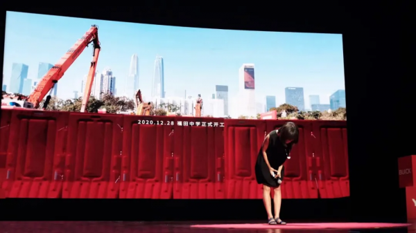 我走訪了很多深圳的中小學,幾乎每間教室都這樣:大白天的開著燈,然後拉著窗簾 我走訪了很多深圳的中小學,幾乎每間教室都這樣:大白天的開著燈,然後拉著窗簾