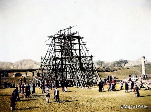 1925年的燕京大學還在建設中，看看當年工人是怎樣搬運鍋爐的