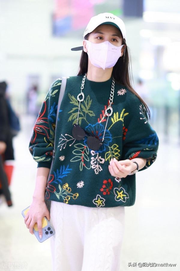 街拍：黃聖依綠色印花毛衣+白色闊腿褲+棒球帽休閒隨性