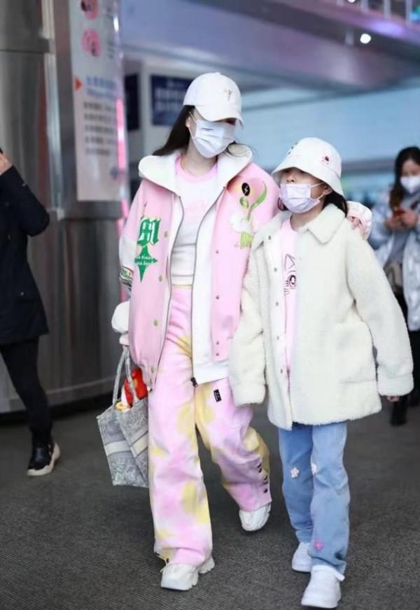 李小璐這媽不合格，一身潮牌只顧自己美，女兒穿幾十元衣服太樸素