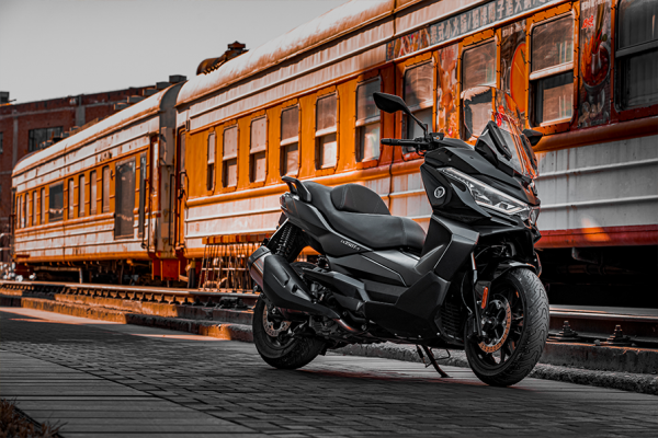 無極首款踏板車不叫350T，居然叫SR4 Max