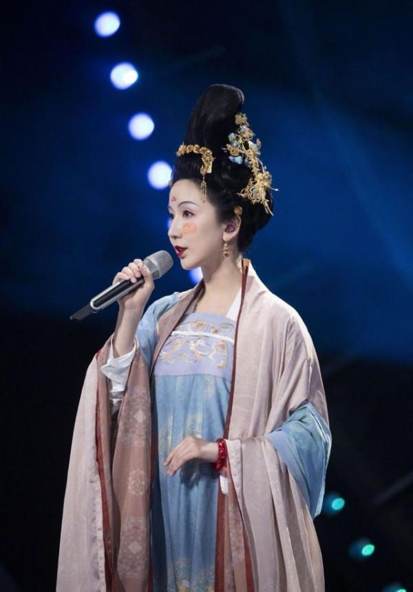 婁藝瀟直播變化大到認不出,整容過度,你還能認得出來嗎 婁藝瀟直播變化大到認不出,整容過度,你還能認得出來嗎