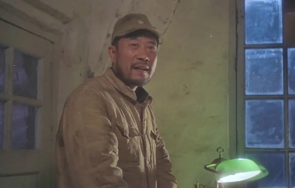 六位鐵道游擊隊王強飾演者，李雪健略勝範偉，不知名演員最像