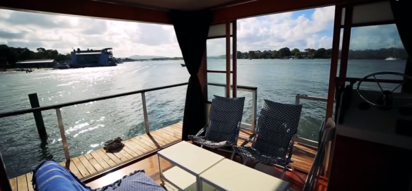 男子花百萬將家搬到水面上 12㎡漂浮小屋每月管理費至少三千