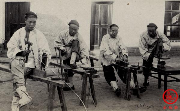 晚清老照片：尚書身穿裘皮長袍盡顯華貴，新郎新娘合影表情拘謹