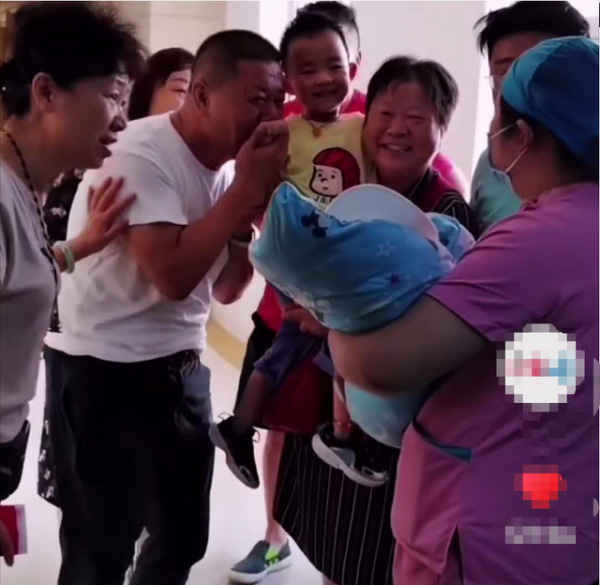 二胎是孫女，公婆的行為讓人“羨慕”，孫子：我在哪，我是誰