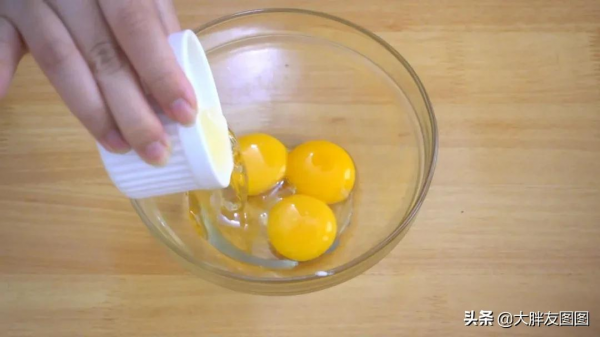 揭秘！冰乳酪蛋糕的簡易做法，不需要烤箱，好吃不上火