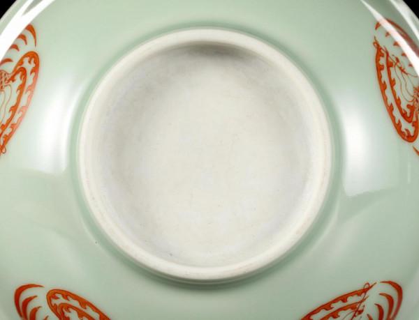 這兩隻青花垂柳荷葉紋盤和礬紅團鳳紋碗,各是什麼年代的? 這兩隻青花垂柳荷葉紋盤和礬紅團鳳紋碗,各是什麼年代的?