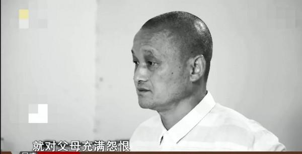 50歲男人對自己家人冷漠無情，因為自己17歲時被父親逼迫做的事