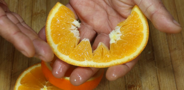 原來橙子這樣切，不流汁不髒手，教你切橙子小竅門，孩子搶著吃
