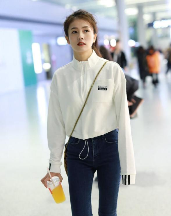 白鹿也太會了吧,工裝配上娃娃臉,一點都不違和,還有點像小學生 白鹿也太會了吧,工裝配上娃娃臉,一點都不違和,還有點像小學生