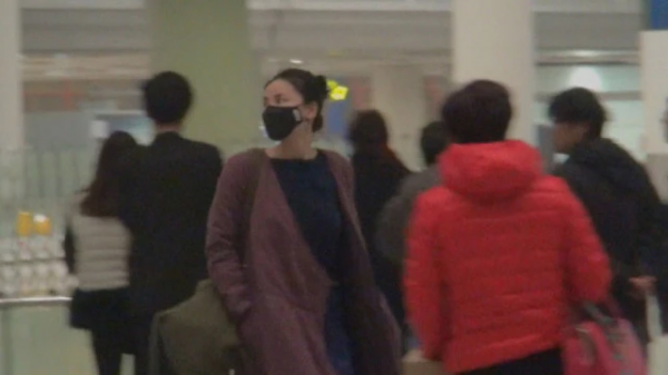 王菲久違驚豔一回！終於露面排場大，穿大衣背萬元包巨星氣場足