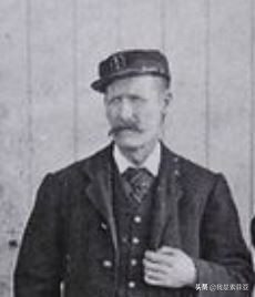 三人在孤島守塔時失蹤，桌上留下三篇燈塔日誌，他們經歷了什麼？