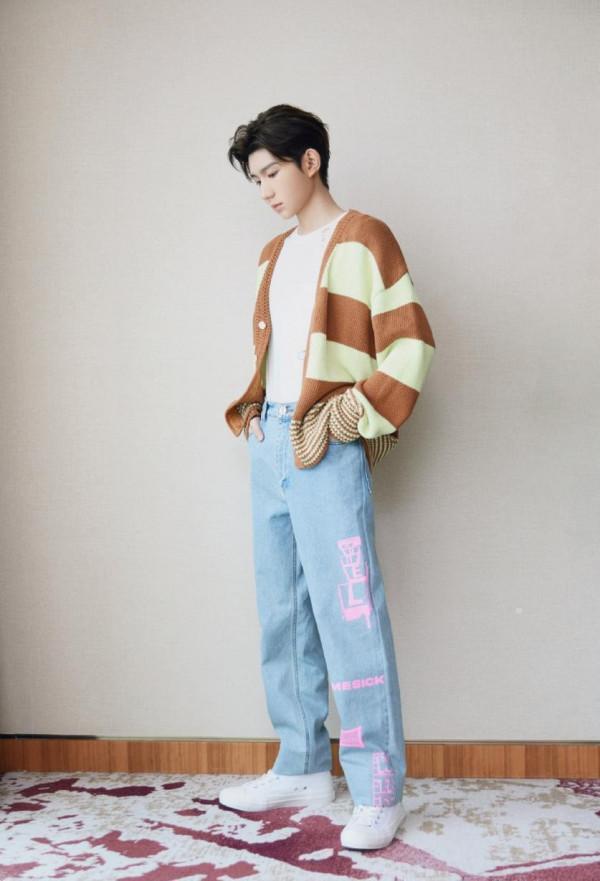 王源留“背頭”帥出新高度，穿條紋衫演繹清爽少年，顏值太絕