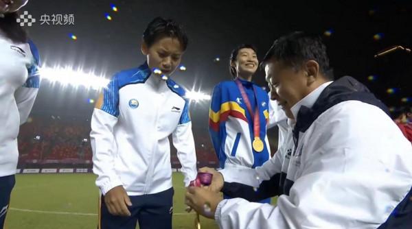 女足聯合隊身披所屬省市隊服領獎 王霜向杜兆才撒嬌：想死你了