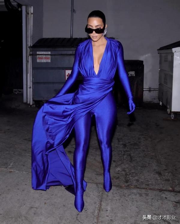 好友希爾頓婚姻現場，金大姐一身藍色風出席活動