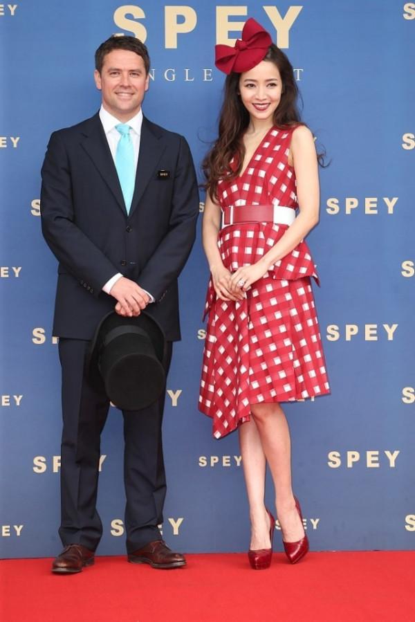 侯佩岑英倫風穿搭高階範滿滿,穿格紋裙戴超大蝴蝶結,復古又摩登 侯佩岑英倫風穿搭高階範滿滿,穿格紋裙戴超大蝴蝶結,復古又摩登